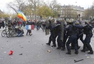 Ces activistes sont tellement dangereux qu'un flic laisse traîner sa matraque au sol et lui tourne le dos... manifestation COP21