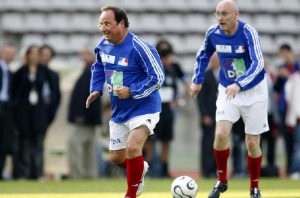 Hollande joue au foot