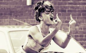 Rihanna double doigt d'honneur clip we found love