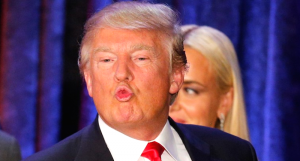 Donald Trump envoie un baiser à la foule lors d'un meeting