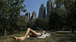 jeune femme en maillot de bain bronze à Central Park