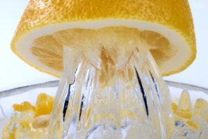 presse agrume avec un citron
