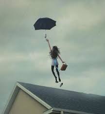 Une femme essaie de s'envoler avec un parapluie